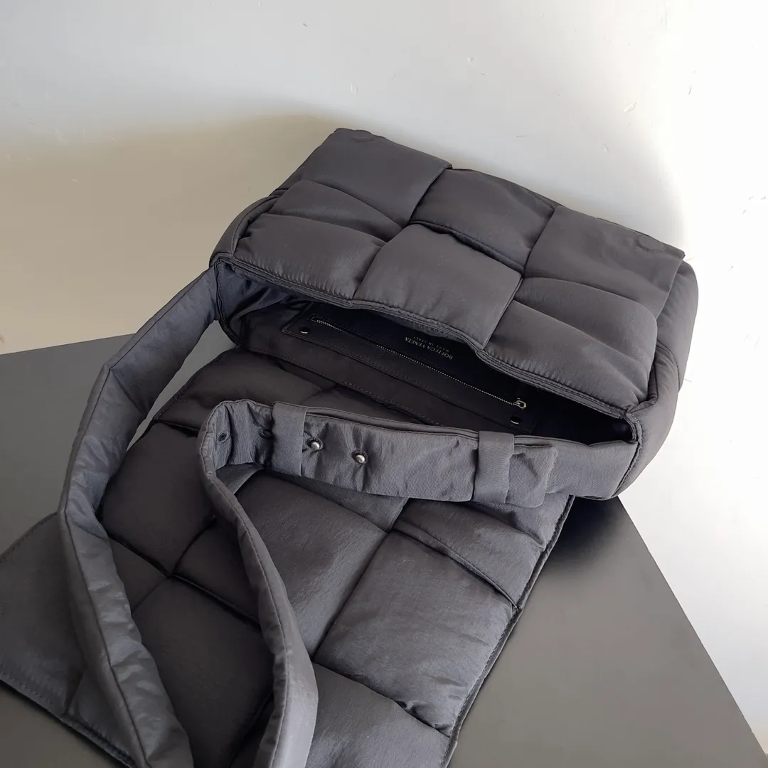 Batch 1520 B🏠The latest nylon crossbody bag has been shipped🔥🔥 It has a stylish and dynamic appearance, comfortable touch, and practical capacity. The previous six compartments could not hold a mobile phone📱, but this time the six compartments can not only accommodate it📱 but also a lot. It is invincibly light and is like carrying a flower☁️ on your back. It is soft and soft. Style number: 743623 Size: 38*11*24cm